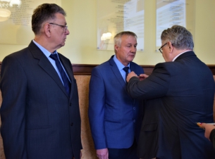 Zygmunt Dziewguć wręcza odznaczenia. 