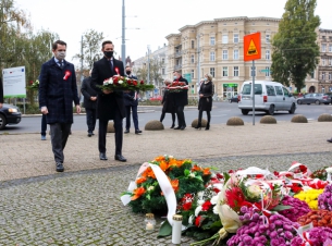 Marszałek składa kwiaty