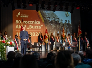 Marszałek Wojewóodztwa Zachodniopomorskiego Olgierd Geblewicz na scenie Teatru Polskiego podczas konferencji podsumowującej obchody 80. rocznicy Akcji Burza