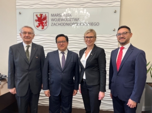 Wizyta ambasadora Meksyku w Urzędzie Marszałkowskim WZ. Do zdjęcia pozują: Członkini Zarządu Województwa Anna Bańkowska, Ambasador Juan Sandoval Mendiolea, Irwin Salazar Vega, attache kulturalny Ambasady Meksyku, i były konsul honorowy Zbigniew Ligierko.