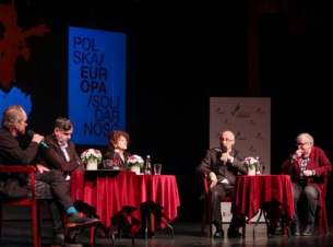 Pięć osób siedzi przy stolikach na teatralnej scenie. Po lewej - Piotr Najsztub z mikrofonem, obok prof. Radosław Ptaszyński, Franҫoise Breton – Bałuka, Jacky Challot i Ludwika Wujec.