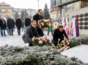 Rocznica Grudnia'70 - uroczystość przy bramie dawnej Stoczni Szczecińskiej. Kwiaty pod pomnikiem Ofiar Grudnia składają Marszałek Województwa Zachodniopomorskiego Olgierd Geblewicz, Marszałek Senatu RP Tomasz Grodzki i poseł na Sejm RP Arkadiusz Marchewka