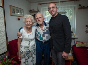 Uczestnik Powstania Warszawskiego Jerzy Lenonowivcz (w środku) z małżonką i wicemarszałek Województwa Zachodniopomorskiego Jakub Kowalik