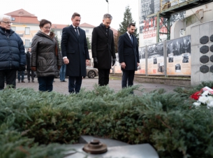 W 43. rocznicę stanu wojennego złożono kwiaty przed bramą Stoczni Szczecińskiej